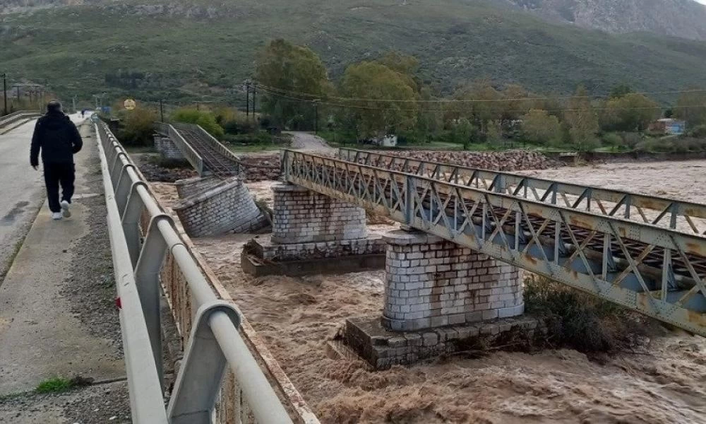 Γέφυρα Ευήνου: Στην περιοχή ο υφυπουργός Χ.Τριαντόπουλος-Διαβεβαίωση ότι δεν θα πέσει η σιδηροδρομική γέφυρα